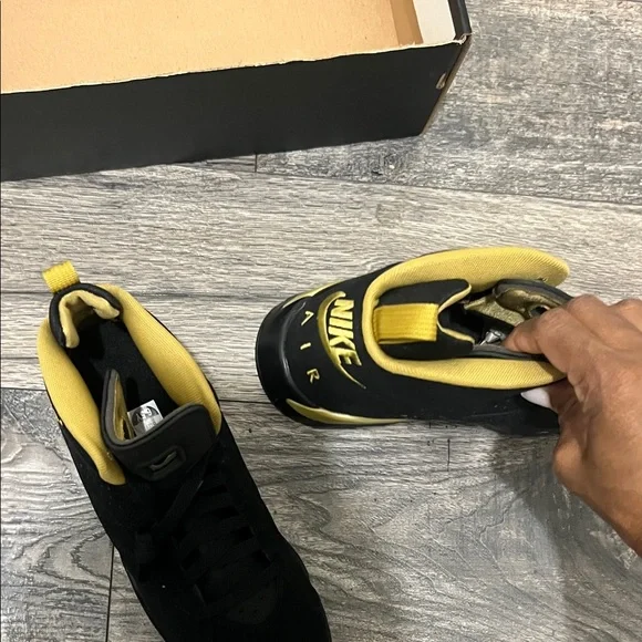 Jordan Kids Sneakers Black and Gold - Picture 5 of 11